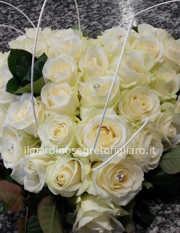 Cuore di rose bianche