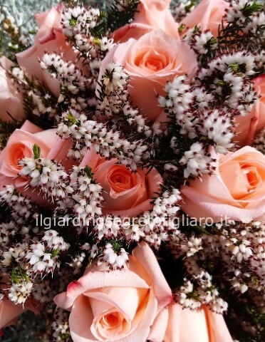 Bouquet di rose rosa e verde decorativo