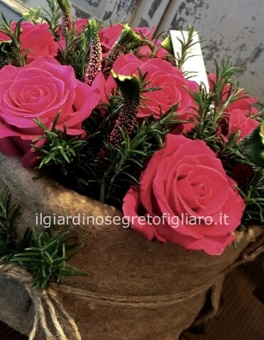 Centrotavola di rose e rosmarino