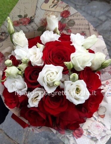Bouquet rose rosse e lisianthus