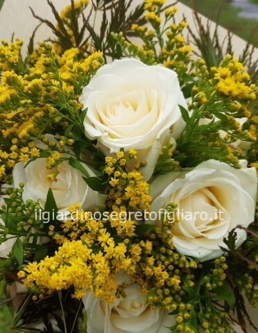 Bouquet rose bianche e solidago