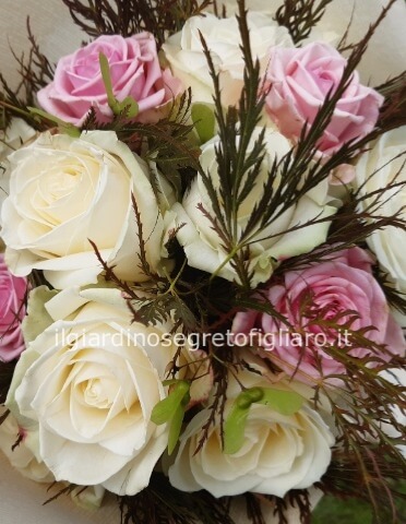 Bouquet di rose bianche e rosa
