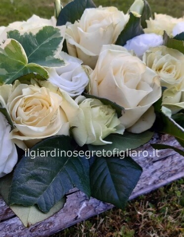 Elegante centrotavola con base di legno/ rose bianche(o altro colore su richiesta)