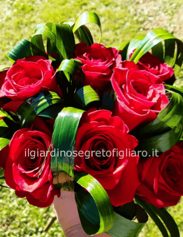 Bouquet  di rose rosse e verde decorativo
