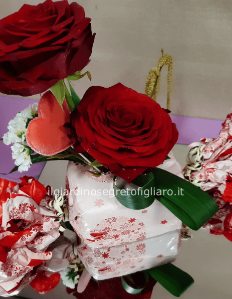 Elegante rosa rossa confezionata in centrotavola forma di