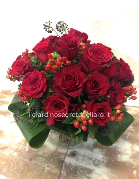 Bouquet d irose rosse , bacche ipericum e vaso di vetro