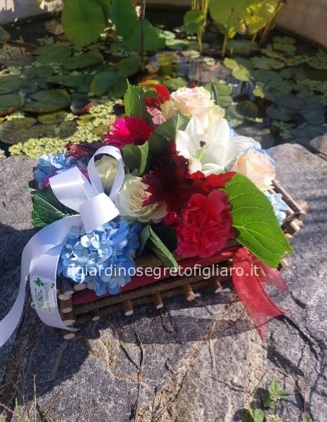 elegante cesto in  legno fatto a mano di fiori misti colorati